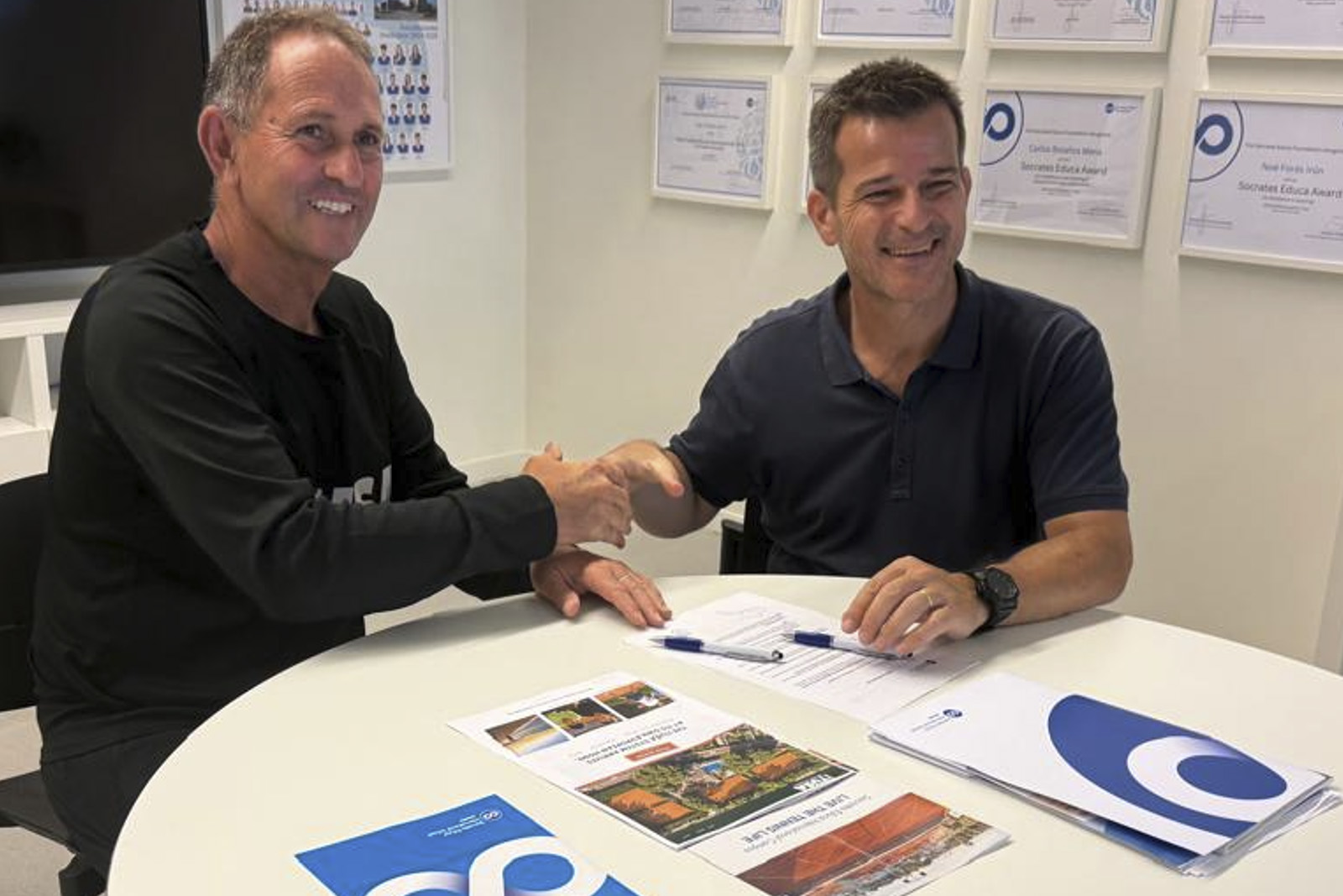Rafael Font de Mora signing the academic partnership with Socrates Educa International School